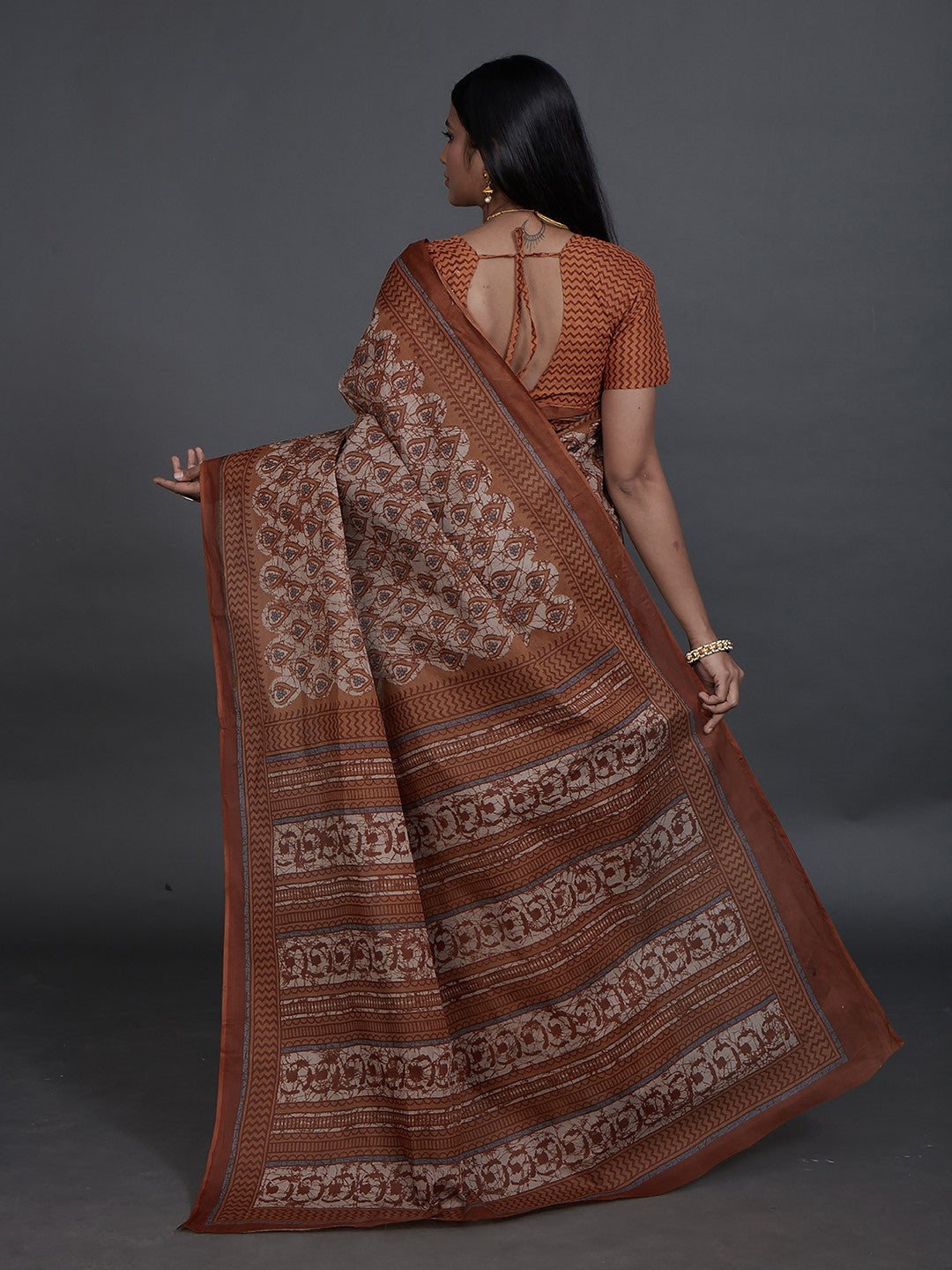 ANJLEE Brown Printed Pure Cotton Saree